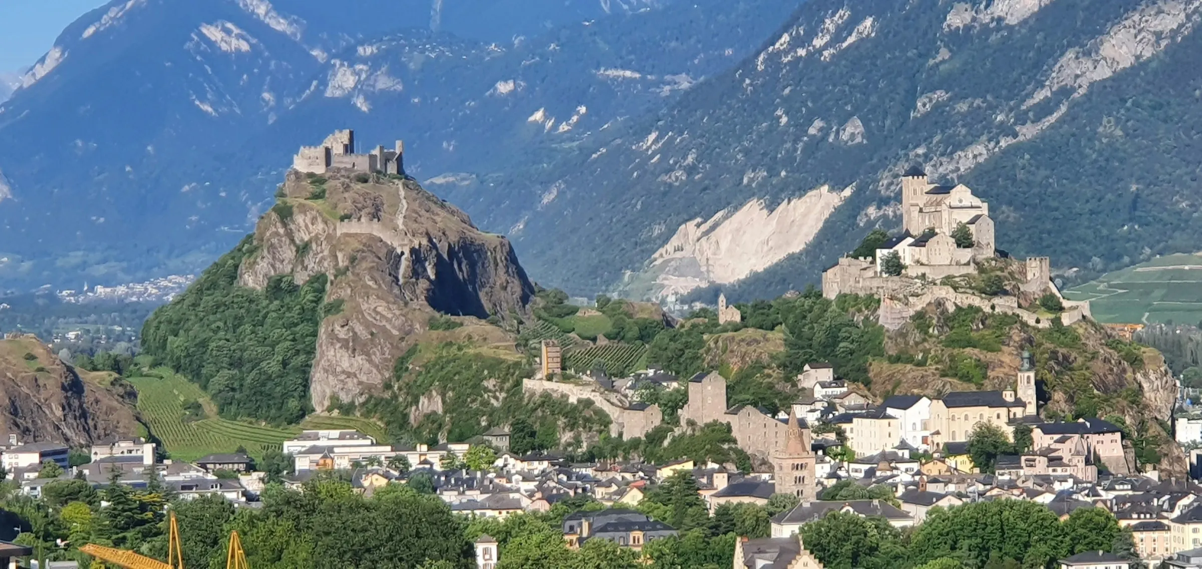 Sion von oben mit den Burgen Tourbillon und Valère